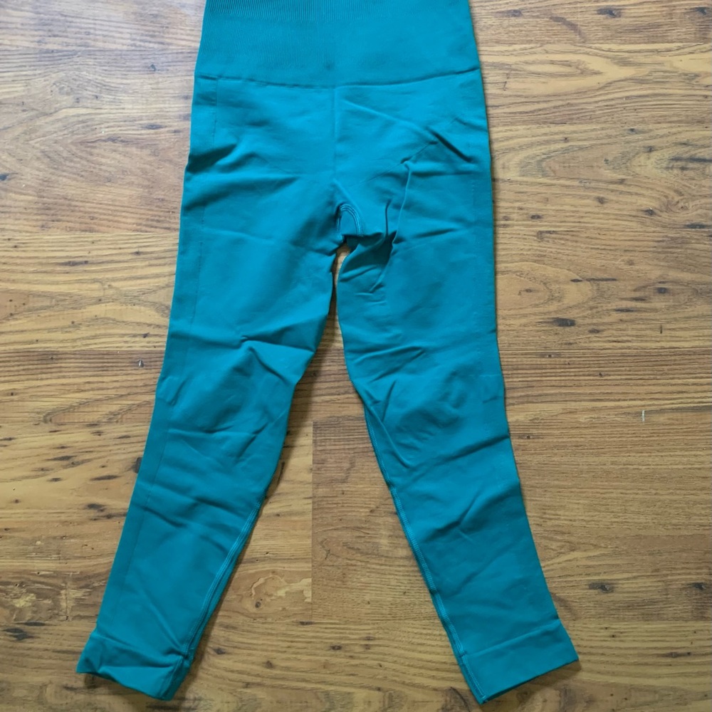 Lululemon Zone in Crop 21 inch Forage Teal size 4